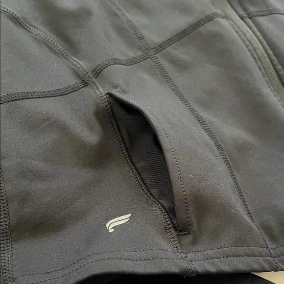 NWOT Fabletics Perfect Storm Cropped Train Jacket, Black - Size L - Picture 4 of 5